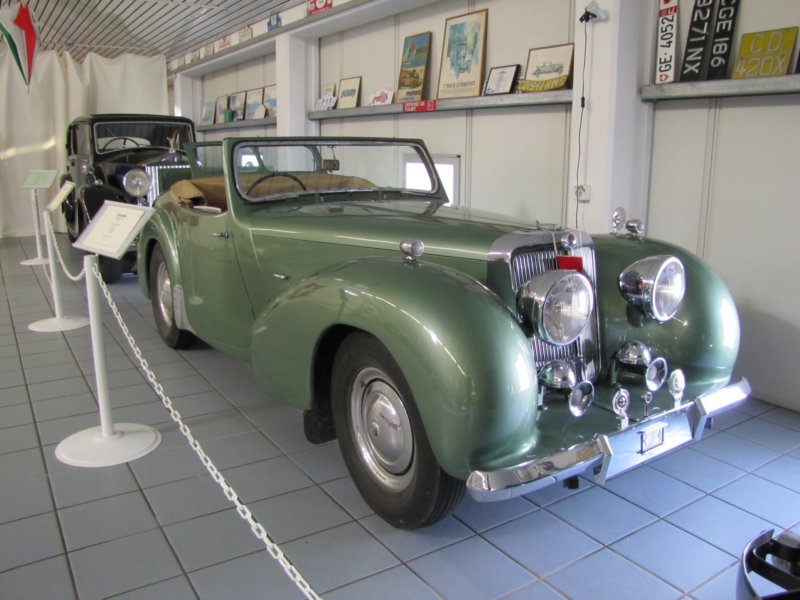 triumphtr2000roadster1949.jpg