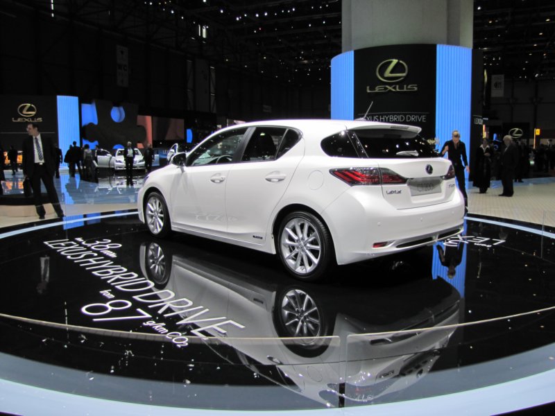 lexusct200h19.jpg