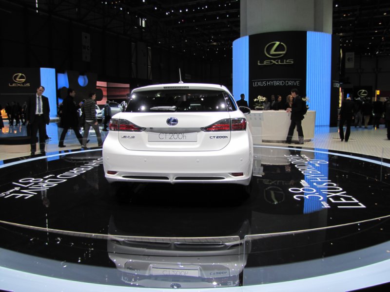 lexusct200h23.jpg