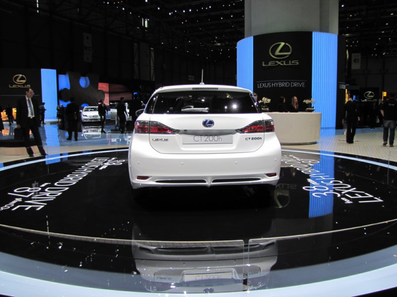 lexusct200h28.jpg