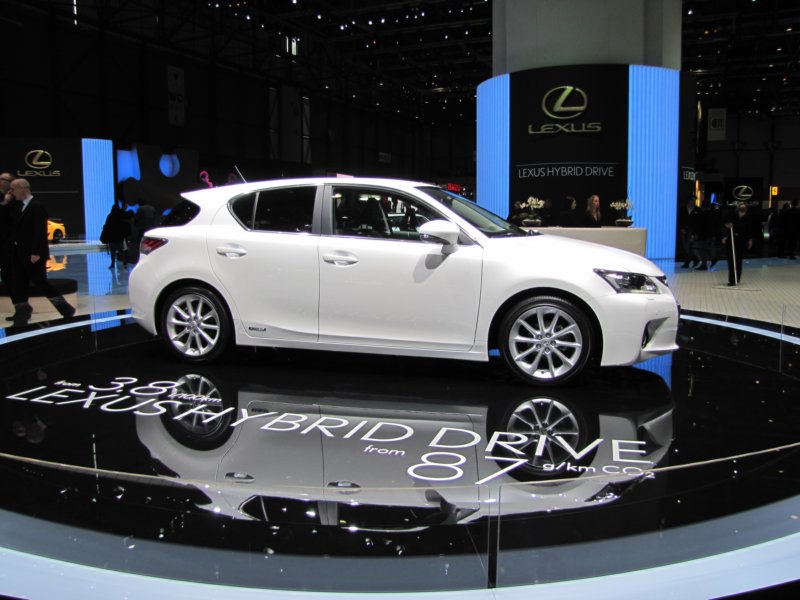 lexusct200h44.jpg