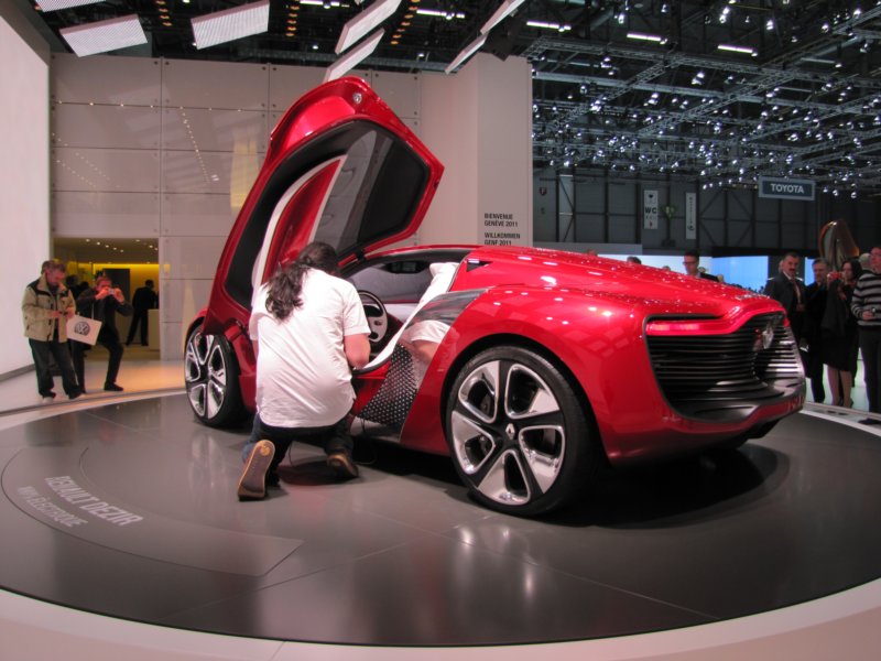 renaultdezir33.jpg