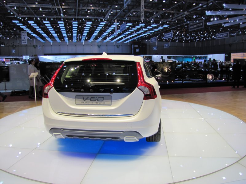volvov60pluginhybrid2.jpg