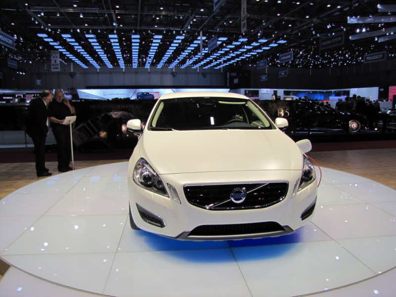 volvov60pluginhybrid45.jpg