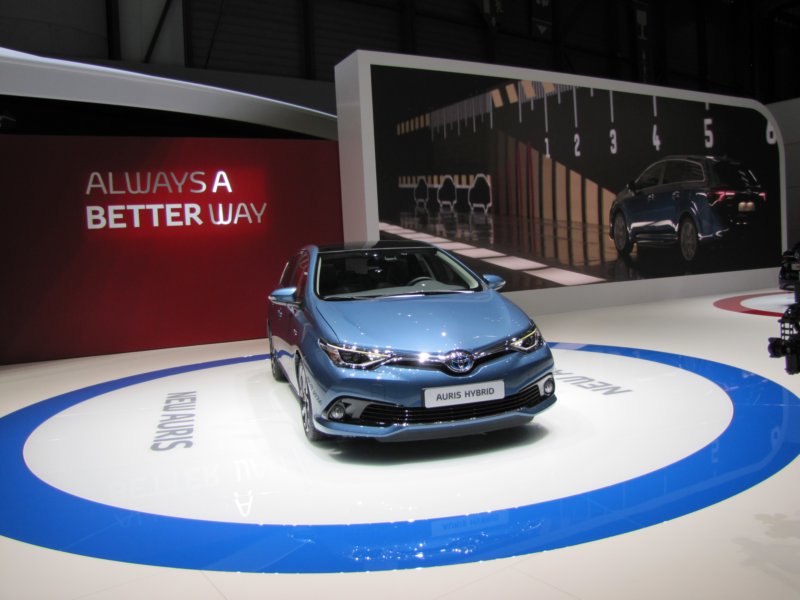 toyotaauris12.jpg