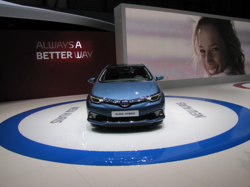 toyotaauris21.jpg