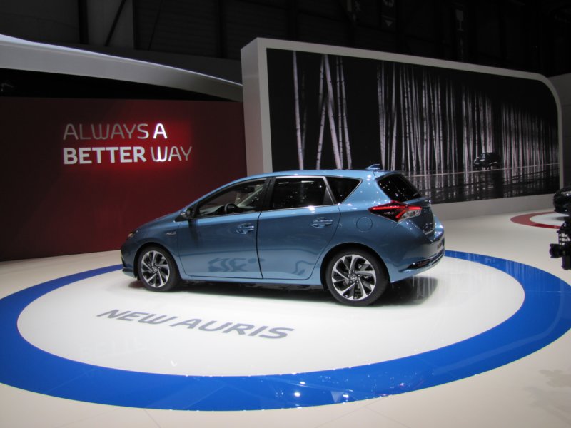 toyotaauris32.jpg