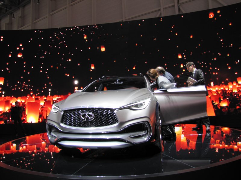 infinitiqx3049.jpg