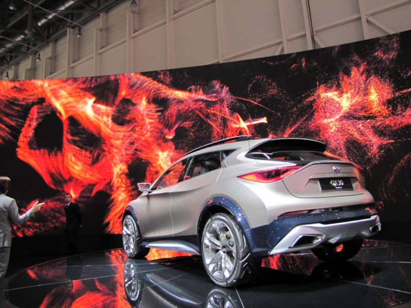 infinitiqx3052.jpg