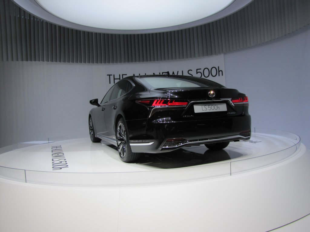 lexusls500h5.jpg