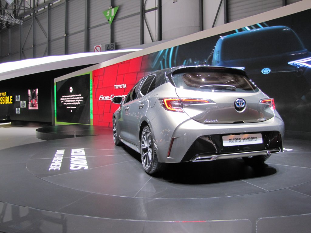 toyotaauris13.jpg