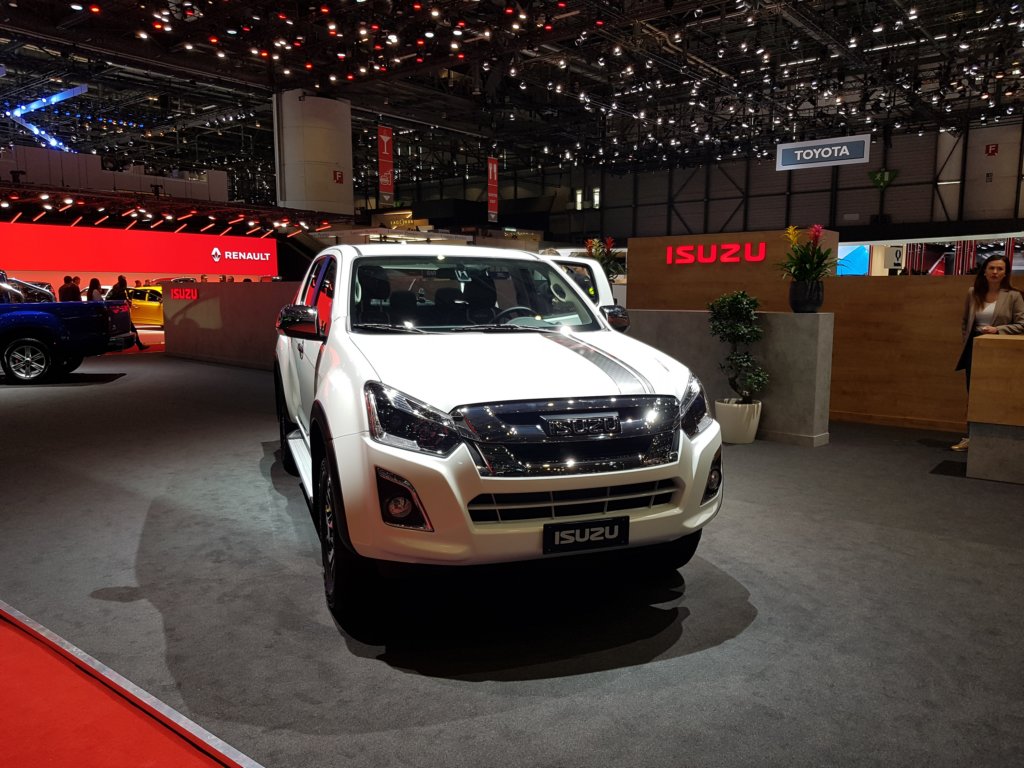 isuzudmaxcrewcab.jpg