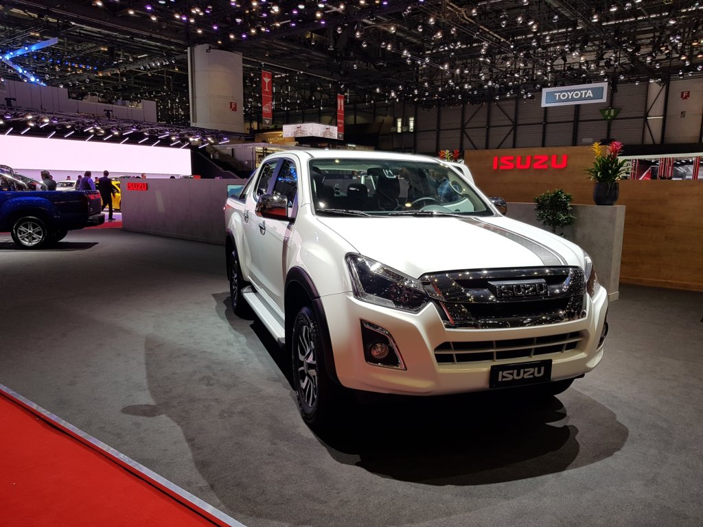 isuzudmaxcrewcab2.jpg