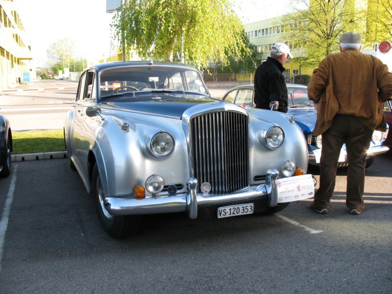 bentleyvs1203532.jpg