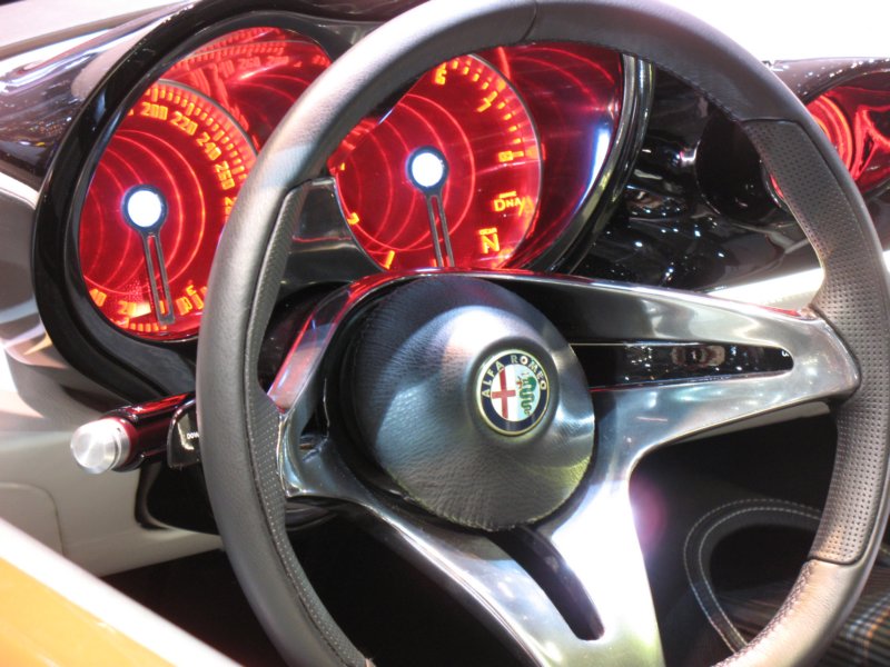 pininfarinaalfaromeo2uettottanta44.jpg