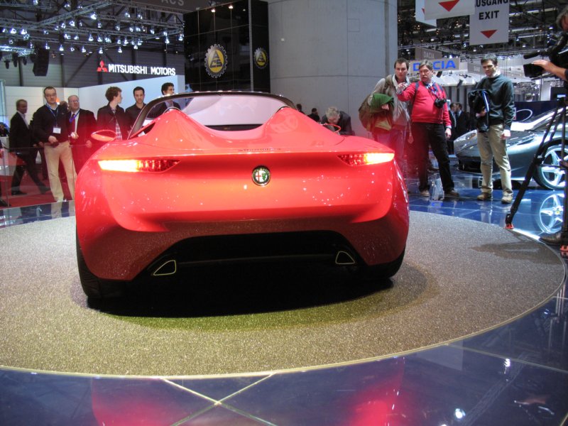 pininfarinaalfaromeo2uettottanta57.jpg