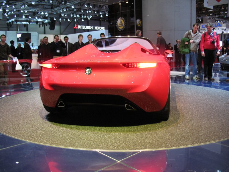 pininfarinaalfaromeo2uettottanta60.jpg