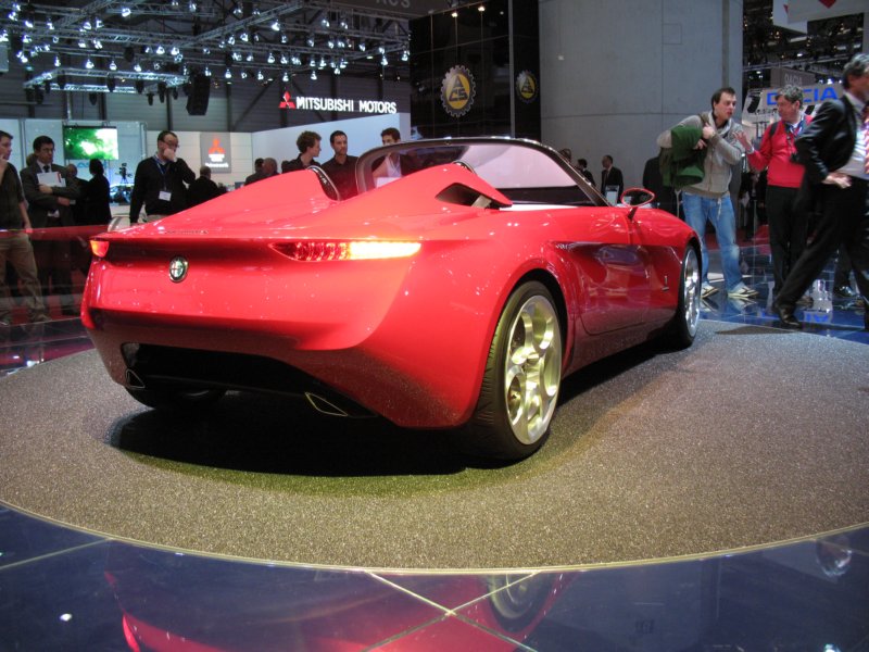 pininfarinaalfaromeo2uettottanta62.jpg